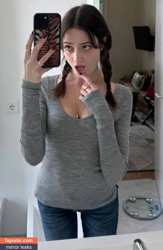 caitlinerinoneill, heyitsapril Nahé úniky OnlyFans Fotka #4