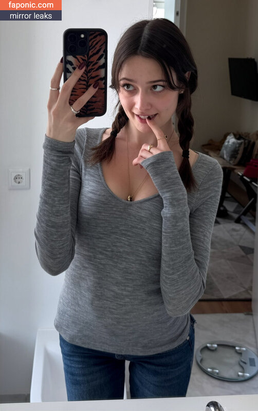 caitlinerinoneill, heyitsapril Nahé úniky OnlyFans Fotka #11